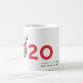 Masked Reindeer 2020 Custom Red Green Holiday Kaffeetasse (Mittel)