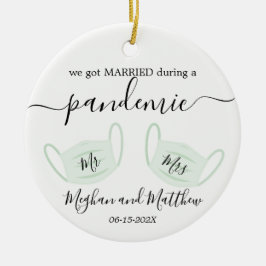 Masken der Pandemie für die erste Weihnachtszeit Keramik Ornament