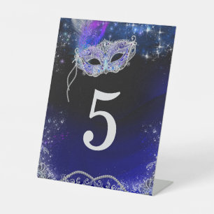 Maskenparty-Tischnummernkarte Sockelschild
