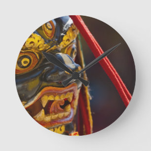Maskentanz-Aufführung beim Tshechu Festival Runde Wanduhr