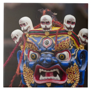 Maskentanz-Darstellung beim Tshechu-Festival 2 Fliese