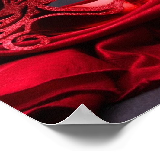 Maskeramikmaske auf rotem Samt Poster (Ecke)