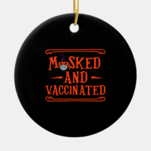 Maskiert und geimpft: Gruseliger Halloween-Kostümv Keramik Ornament