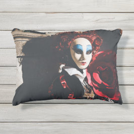 Maskierte Frau im venezianischen Karneval Kissen Für Draußen