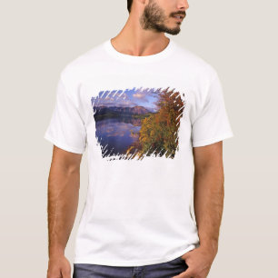 Maskinonge Lake im Waterton-Lakes-Nationalpark 2 T-Shirt