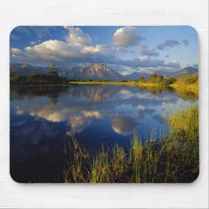 Maskinonge Lake im Waterton-Lakes-Nationalpark Mousepad