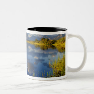Maskinonge Lake im Waterton-Lakes-Nationalpark Zweifarbige Tasse