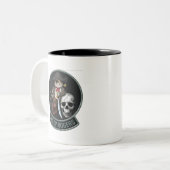 Maskottchen-Piratenflaggen des Tomcat-F-14 Zweifarbige Tasse (Vorderseite Links)