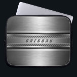 Maskuline Imitate Silbergraue Streifen Design Laptopschutzhülle<br><div class="desc">Elegante metallische Imitate silbergrau glänzend metallisch mit schwarzen Streifen und Metallmashakzenten. Individuell überdimensionierte Monogramme sind immer optional. Cooles männliches Design, macht Grant Vätern Tagesgeschenk. Wie alle Designs auf zazzle ist dies nicht ein Metall, sondern Bild, das wie Metall aussieht. Wenn Sie Hilfe bei der Anpassung eines meiner Designs benötigen, kontaktieren...</div>
