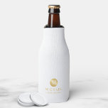 Maskuline Personalisierte Trauzeugen in Weiß und G Flaschenkühler<br><div class="desc">Fügen Sie cooler eine persönliche Touch zu Ihrer Hochzeit mit personalisierten Trauzeugen Flasche. Cooler zeigt diese Flasche weißes Monogramm im goldenen Kreis-Element mit Namen und Titel in goldfarbenem beruflichen Schriftart auf weißem Hintergrund. Auch perfekt für Trauzeuge, Brautvater, Ringträger und mehr. Bitte beachten Sie : Die Details der Folie werden im...</div>