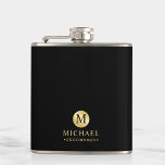 Maskuline Schwarz und Gold Personalisierte Trauzeu Flachmann<br><div class="desc">Fügen Sie Ihrer Hochzeit eine persönliche Touch mit personalisierten Trauzeugen Flasche. Dieser Kolben weist ein schwarzes Monogramm in goldenem Kreis mit Namen und Titel in goldfarbenem beruflichen Schriftart auf schwarzem Hintergrund auf. Auch perfekt für Trauzeuge, Brautvater und mehr. Bitte beachten Sie : Die Details der Folie werden im Kunstwerk simuliert....</div>