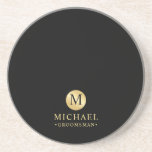 Maskuline Schwarz und Gold Personalisierte Trauzeu Getränkeuntersetzer<br><div class="desc">Fügen Sie Ihrer Hochzeit eine persönliche Touch mit personalisierten Trauzeugen Untersetzer hinzu. Dieser Untersetzer enthält schwarze Monogramm in goldenem Kreis-Element mit Namen und Titel in goldfarbenem beruflichen Schriftart auf schwarzem Hintergrund. Auch perfekt für Trauzeuge, Brautvater und mehr. Bitte beachten Sie : Die Details der Folie werden im Kunstwerk simuliert. Bei...</div>