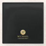 Maskuline Schwarz und Gold Personalisierte Trauzeu Glasuntersetzer<br><div class="desc">Fügen Sie Ihrer Hochzeit eine persönliche Touch mit personalisierten Trauzeugen Glas Untersetzer. Dieser Untersetzer aus Glas ist mit einem schwarzen Monogramm im goldenen Kreis-Element mit Namen und Titel in goldfarbenem beruflichen Schriftart auf schwarzem Hintergrund ausgestattet. Auch perfekt für Trauzeuge, Brautvater, Ringträger und mehr. Bitte beachten Sie : Die Details der...</div>