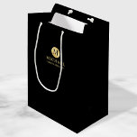 Maskuline Schwarz und Gold Personalisierte Trauzeu Mittlere Geschenktüte<br><div class="desc">Fügen Sie Ihrer Hochzeit eine persönliche Touch mit personalisierten Trauzeugen Geschenktasche hinzu. Diese Geschenktasche ist mit einem schwarzen Monogramm in goldenem Kreis-Element mit Namen und Titel in goldfarbenem beruflichen Schriftart auf schwarzem Hintergrund ausgestattet. Auch perfekt für Trauzeuge, Brautvater, Ringträger und mehr. Bitte beachten Sie : Die Details der Folie werden...</div>