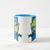 Mason Buchstabe M Wappen Blau grün tragen Name bed Zweifarbige Tasse (Mittel)