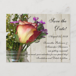Mason-Glas mit Rose und Wildblumen Ankündigungspostkarte