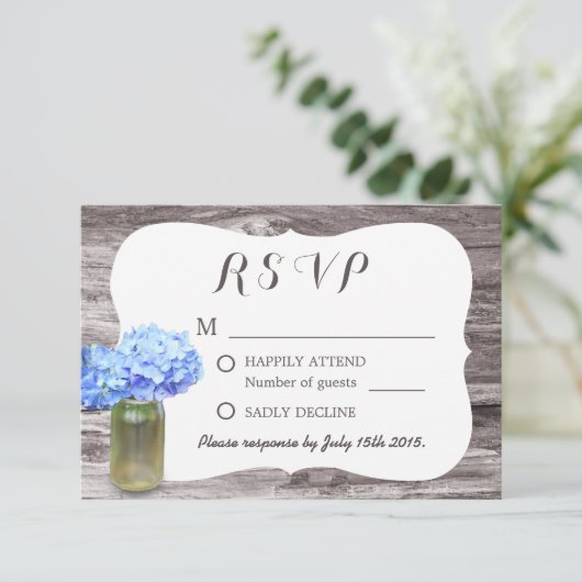 Mason Jar Blue Hydrangea Wood Wedding RSVP Karte (Stehend Vorderseite)