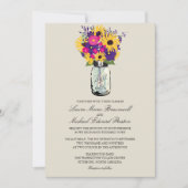 Mason Jar Daisies und Sonnenblumen Hochzeiten Einladung (Vorderseite)