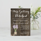 Mason Jar Hitched Country Wedding Einladungen (Stehend Vorderseite)