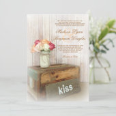 Mason Jar Kiss Wood Rustic Country Wedites Einladung (Stehend Vorderseite)