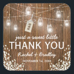 Mason Jar Lights Rustikale Babys Atemberaubung Quadratischer Aufkleber<br><div class="desc">LÄNDERCHIC-WEDDING-STICKER | Rustikaler Stallholzhintergrund,  Tinkle-Kronleuchten,  ein Babys atmen Blumenecke Dekor,  ein Tag mit einem Knoten mit Ihren Initialen und eine einfache Hochzeitsvorlage verbunden.</div>