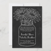 Mason Jar mit Daisis auf Chalkboard Wedding Einladung (Vorderseite)