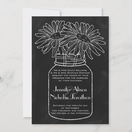 Mason Jar mit Daisis auf Chalkboard Wedding Einladung (Vorderseite)