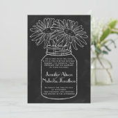 Mason Jar mit Daisis auf Chalkboard Wedding Einladung (Stehend Vorderseite)