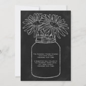 Mason Jar mit Daisis auf Chalkboard Wedding Einladung (Rückseite)