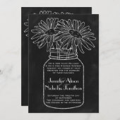 Mason Jar mit Daisis auf Chalkboard Wedding Einladung (Vorne/Hinten)