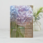 Mason Jar of Blue & Lila Hydrangeas Hochzeit Einladung (Stehend Vorderseite)