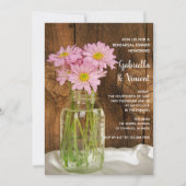 Mason Jar Pink Daisies Hochzeit Probe Dinner Einladung (Vorderseite)