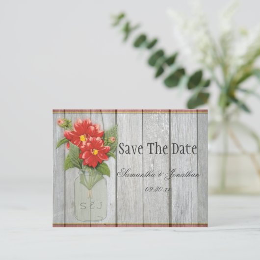 Mason Jar Red Dahlias Barn Wood Save the Date Ankündigungspostkarte (Stehend Vorderseite)