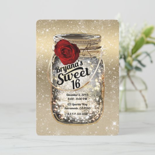 Mason Jar Sparkle Lights & Rote Rose Sweet 16 Einladung (Stehend Vorderseite)