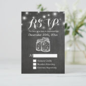 Mason Jar & String Lights Chalkboard Wedding RSVP Karte (Stehend Vorderseite)