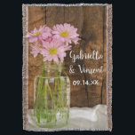 Mason Jar und Pink Daisies Country Barn Wedding Decke<br><div class="desc">Personalisieren Sie den charmanten Mason Jar und Pink Daisies Country Barn Wedding Throw mit den Namen der Braut und Bräutigam und Heiratszeremonie Datum, um eine persönliche Verlobung, Brautparty oder halten Sake Geschenk zu schaffen. Diese rustikale, schicke, rustikale Hochzeitsdecke zeigt ein malerisches Blumenfoto eines Bouquets aus rosa Gänsebläschen in einem Glas-Konservengefäß...</div>