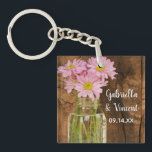 Mason Jar und Pink Daisies Country Barn Wedding Schlüsselanhänger<br><div class="desc">Der rustikale schicke Mason Jar und Pink Daisies Country Wedding Square Acrylic Schlüsselanhänger mit den persönlichen Namen der Braut und Bräutigam und Ehezeremonie Datum, um ein einzigartiges Gastgeschenk oder Sake Geschenk für die Neuvermählten zu schaffen. Diese reizvolle Ranch-Themengruppe der Brauchtum-Schlüsselkette verfügt über ein malerisches digital erweitertes Blumenfoto eines Glaskonservenglases, das...</div>