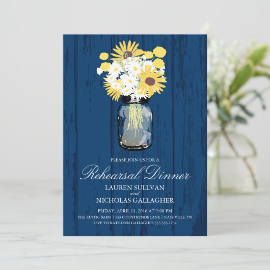 Mason Jar und Sonnenblumen Probe Dinner Einladung (Stehend Vorderseite)