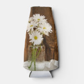 Mason Jar und White Daisies Country Barn Wedding Flaschenkühler (Vorderseite)