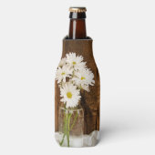 Mason Jar und White Daisies Country Barn Wedding Flaschenkühler (Flaschenvorderseite)
