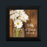 Mason Jar und White Daisies Country Barn Wedding Schmuckschachtel<br><div class="desc">Die personalisierte Geschenkboxen Mason Jar und White Daisies Country Wedding ist ein schönes Sake-Geschenk für die Braut oder ihre Brautjungfrauen und ihr Brautparty. Diese hübsche rustikale schicke Ehe-Geschenkboxen zeichnet sich durch eine malerische digital verbesserte Blumenfotografie aus einem Glaskonservenglas aus, das mit blühenden weißen Blume und einem verwitterten braunen Stallholzhintergrund gefüllt...</div>