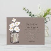 Mason Jar und White Daisies Wedding Einladung (Stehend Vorderseite)