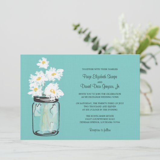 Mason Jar und White Daisies Wedding Einladung (Stehend Vorderseite)