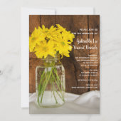 Mason Jar und Yellow Daisies Country Barn Wedding Einladung (Vorderseite)
