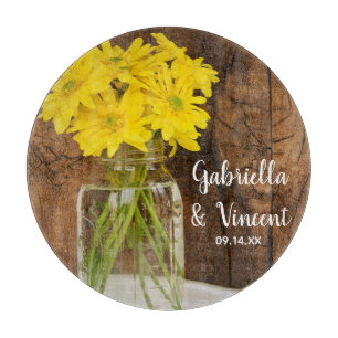 Mason Jar und Yellow Daisies Country Barn Wedding Schneidebrett