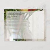 Mason Jar w/Rose und Wildblumen Ankündigungspostkarte (Rückseite)