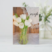 Mason Jar White Tulips Country Barn Wedding RSVP Karte (Stehend Vorderseite)