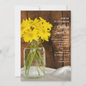 Mason Jar Yellow Daisies Sweet 16 Birthday Party Einladung (Vorderseite)