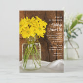 Mason Jar Yellow Daisies Sweet 16 Birthday Party Einladung (Stehend Vorderseite)