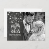 Mason Jars Hochzeit Verzögerung wir noch Foto Ankündigungspostkarte (Vorne/Hinten)
